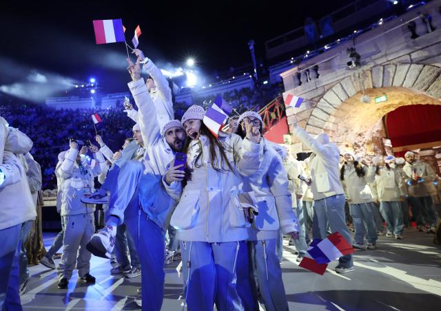 (260222) -- VERONA, Feb. 22, 2026 (Xinhua) -- Athletes of France parade during the closing ceremony of the Milan-Cortina 2026 Olympic Winter Games at Verona Olympic Arena in Verona, Italy, Feb. 22, 2026. (Xinhua/Li Ming)