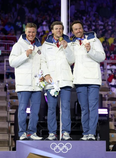 (260222) -- VERONA, Feb. 22, 2026 (Xinhua) -- Gold medalist Johannes Hoesflot Klaebo (C) of Norway, silver medalist Martin Loewstroem Nyenget (L) of Norway, and bronze medalist Emil Iversen of Norway attend the medal ceremony for the cross-country skiing men's 50km mass start classic event during the closing ceremony of the Milan-Cortina 2026 Olympic Winter Games at Verona Olympic Arena in Verona, Italy, Feb. 22, 2026. (Xinhua/Li Ming)