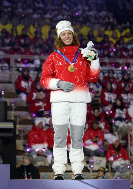 (260222) -- VERONA, Feb. 22, 2026 (Xinhua) -- Bronze medalist Nadja Kaelin of Switzerland poses for photos at the medal ceremony for the cross-country skiing women's 50km mass start classic event during the closing ceremony of the Milan-Cortina 2026 Olympic Winter Games at Verona Olympic Arena in Verona, Italy, Feb. 22, 2026. (Xinhua/Li Ming)