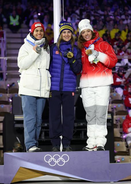 (260222) -- VERONA, Feb. 22, 2026 (Xinhua) -- Gold medalist Ebba Andersson (C) of Sweden, silver medalist Heidi Weng (L) of Norway and bronze medalist Nadja Kaelin of Switzerland attend the medal ceremony for the cross-country skiing women's 50km mass start classic event during the closing ceremony of the Milan-Cortina 2026 Olympic Winter Games at Verona Olympic Arena in Verona, Italy, Feb. 22, 2026. (Xinhua/Li Ming)