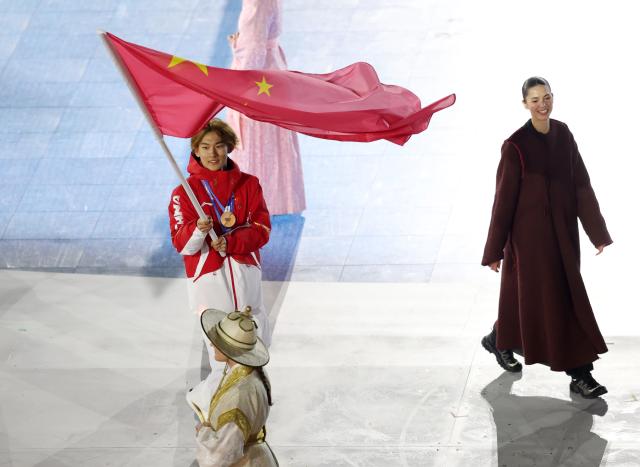 (260222) -- VERONA, Feb. 22, 2026 (Xinhua) -- Su Yiming, flag bearer of the delegation of China, parades during the closing ceremony of the Milan-Cortina 2026 Olympic Winter Games at Verona Olympic Arena in Verona, Italy, Feb. 22, 2026. (Xinhua/Li Jing)