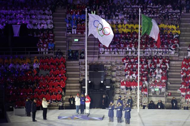 (260222) -- VERONA, Feb. 22, 2026 (Xinhua) -- This photo taken on Feb. 22, 2026 shows the Olympic flag and the Italian national flag during the closing ceremony of the Milan-Cortina 2026 Olympic Winter Games at Verona Olympic Arena in Verona, Italy. (Xinhua/Li Jing)