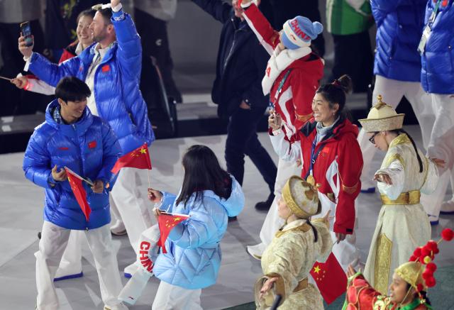 (260222) -- VERONA, Feb. 22, 2026 (Xinhua) -- Members of the delegation of China parade during the closing ceremony of the Milan-Cortina 2026 Olympic Winter Games at Verona Olympic Arena in Verona, Italy, Feb. 22, 2026. (Xinhua/Li Jing)