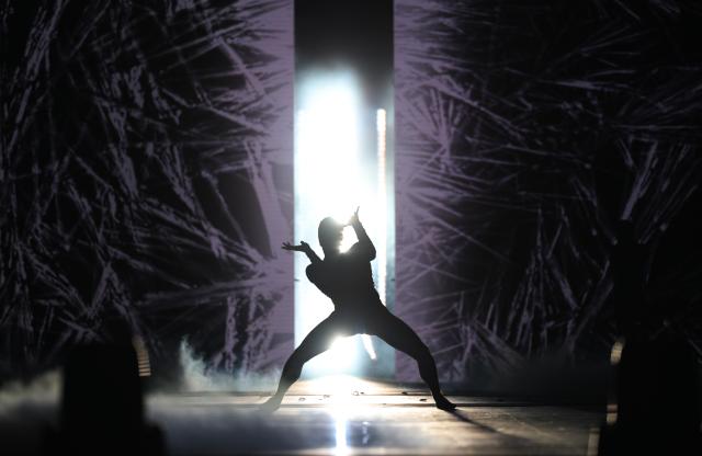 (260222) -- VERONA, Feb. 22, 2026 (Xinhua) -- An actor performs during the closing ceremony of the Milan-Cortina 2026 Olympic Winter Games in Verona, Italy, Feb. 22, 2026. (Xinhua/Li Ming)