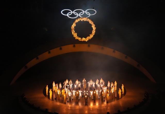 (260222) -- VERONA, Feb. 22, 2026 (Xinhua) -- Actors perform during the closing ceremony of the Milan-Cortina 2026 Olympic Winter Games at Verona Olympic Arena in Verona, Italy, Feb. 22, 2026. (Xinhua/Xue Yuge)