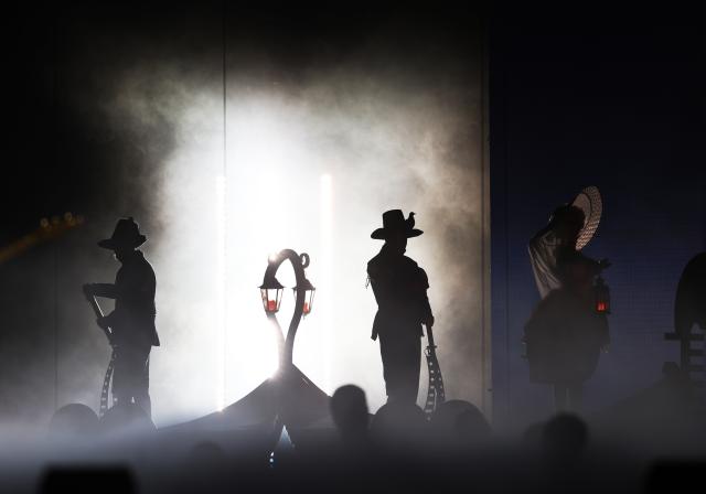 (260222) -- VERONA, Feb. 22, 2026 (Xinhua) -- Actors perform during the closing ceremony of the Milan-Cortina 2026 Olympic Winter Games at Verona Olympic Arena in Verona, Italy, Feb. 22, 2026. (Xinhua/Li Ming)