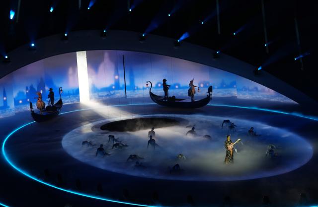 (260222) -- VERONA, Feb. 22, 2026 (Xinhua) -- Actors perform during the closing ceremony of the Milan-Cortina 2026 Olympic Winter Games at Verona Olympic Arena in Verona, Italy, Feb. 22, 2026. (Xinhua/Sun Fei)