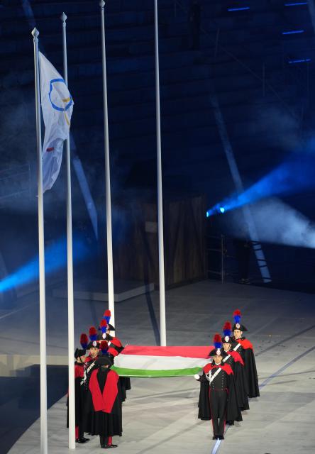 (260222) -- VERONA, Feb. 22, 2026 (Xinhua) -- The Italian national flag is to be raised during the closing ceremony of the Milan-Cortina 2026 Olympic Winter Games at Verona Olympic Arena in Verona, Italy, Feb. 22, 2026. (Xinhua/Xue Yuge)
