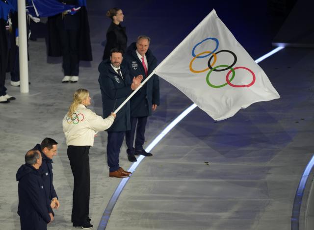 (260222) -- VERONA, Feb. 22, 2026 (Xinhua) -- International Olympic Committee (IOC) President Kirsty Coventry waves the Olympic flag during the closing ceremony of the Milan-Cortina 2026 Olympic Winter Games at Verona Olympic Arena in Verona, Italy, Feb. 22, 2026. (Xinhua/Xue Yuge)