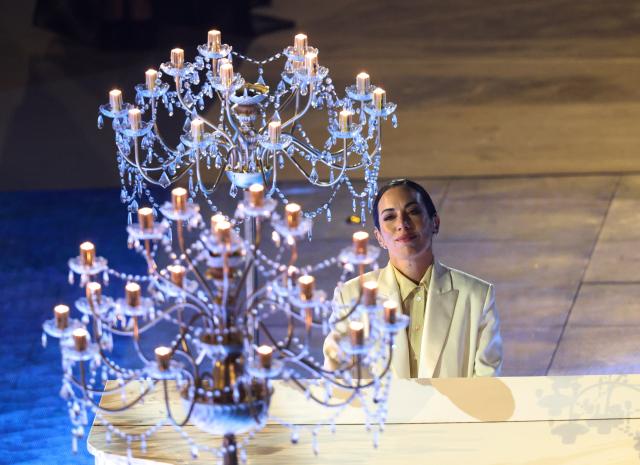 (260222) -- VERONA, Feb. 22, 2026 (Xinhua) -- A pianist performs during the closing ceremony of the Milan-Cortina 2026 Olympic Winter Games at Verona Olympic Arena in Verona, Italy. (Xinhua/Li Jing)