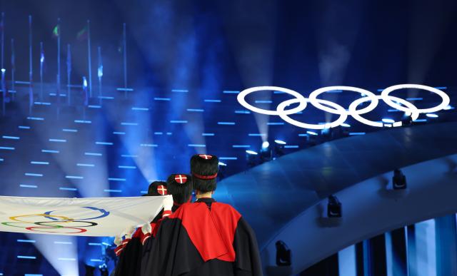 (260222) -- VERONA, Feb. 22, 2026 (Xinhua) -- The Olympic flag is lowered during the closing ceremony of the Milan-Cortina 2026 Olympic Winter Games in Verona, Italy, Feb. 22, 2026. (Xinhua/Li Ming)