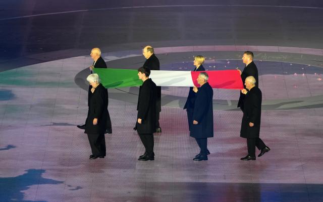 (260222) -- VERONA, Feb. 22, 2026 (Xinhua) -- The Italian national flag is carried onto the stage by people of the host cities during the closing ceremony of the Milan-Cortina 2026 Olympic Winter Games at Verona Olympic Arena in Verona, Italy, Feb. 22, 2026. (Xinhua/Xue Yuge)