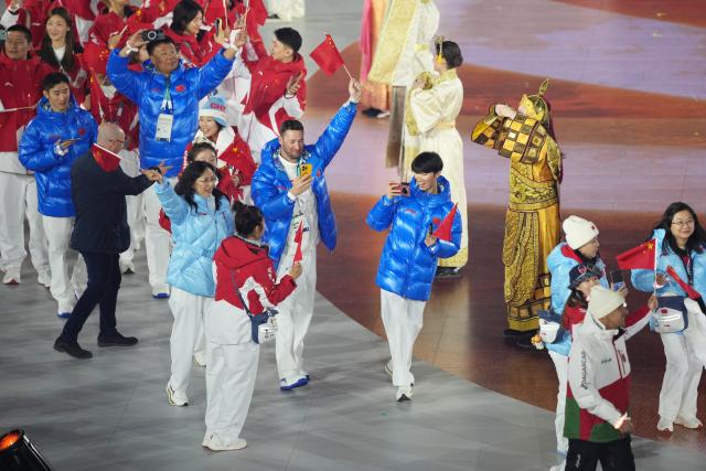 (260222) -- VERONA, Feb. 22, 2026 (Xinhua) -- Members of the delegation of China parade during the closing ceremony of the Milan-Cortina 2026 Olympic Winter Games at Verona Olympic Arena in Verona, Italy, Feb. 22, 2026. (Xinhua/Xue Yuge)