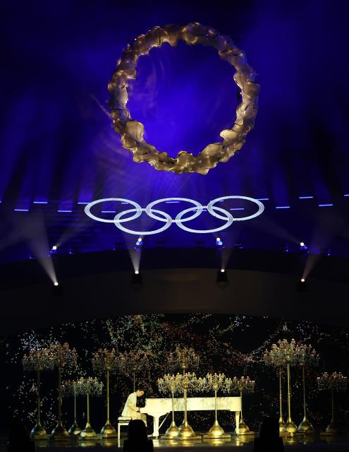 (260222) -- VERONA, Feb. 22, 2026 (Xinhua) -- A pianist performs during the closing ceremony of the Milan-Cortina 2026 Olympic Winter Games at Verona Olympic Arena in Verona, Italy. (Xinhua/Li Ming)