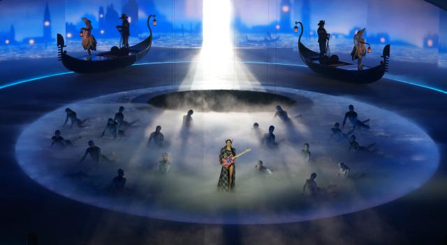 (260222) -- VERONA, Feb. 22, 2026 (Xinhua) -- Actors perform during the closing ceremony of the Milan-Cortina 2026 Olympic Winter Games at Verona Olympic Arena in Verona, Italy, Feb. 22, 2026. (Xinhua/Xue Yuge)