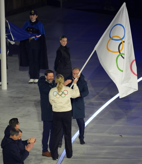 (260222) -- VERONA, Feb. 22, 2026 (Xinhua) -- This photo taken on Feb. 22, 2026 shows the handover of the Olympic flag during the closing ceremony of the Milan-Cortina 2026 Olympic Winter Games at Verona Olympic Arena in Verona, Italy. (Xinhua/Xue Yuge)