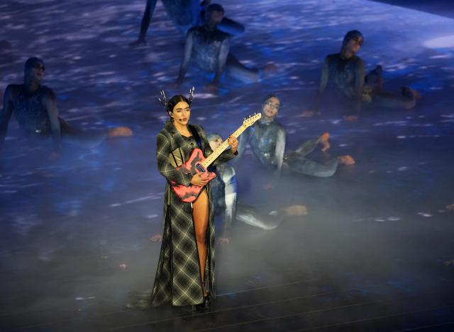 (260222) -- VERONA, Feb. 22, 2026 (Xinhua) -- Actors perform during the closing ceremony of the Milan-Cortina 2026 Olympic Winter Games at Verona Olympic Arena in Verona, Italy, Feb. 22, 2026. (Xinhua/Sun Fei)
