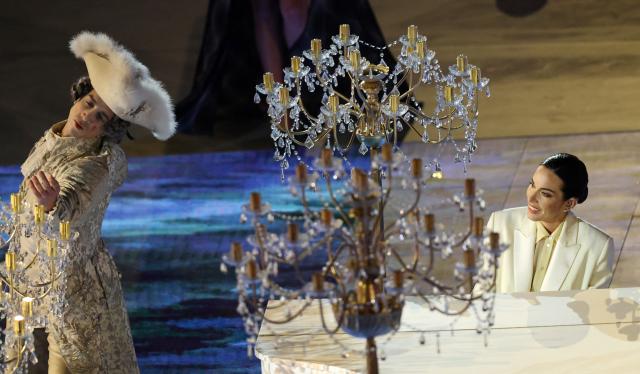 (260222) -- VERONA, Feb. 22, 2026 (Xinhua) -- A pianist performs during the closing ceremony of the Milan-Cortina 2026 Olympic Winter Games at Verona Olympic Arena in Verona, Italy. (Xinhua/Li Jing)