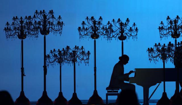 (260222) -- VERONA, Feb. 22, 2026 (Xinhua) -- A pianist performs during the closing ceremony of the Milan-Cortina 2026 Olympic Winter Games at Verona Olympic Arena in Verona, Italy, Feb. 22, 2026. (Xinhua/Li Ming)