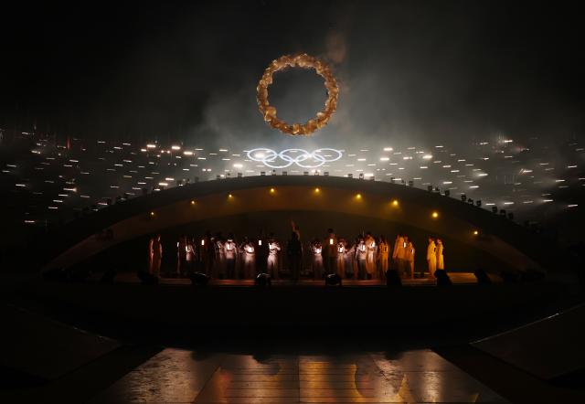 (260222) -- VERONA, Feb. 22, 2026 (Xinhua) -- Actors perform during the closing ceremony of the Milan-Cortina 2026 Olympic Winter Games at Verona Olympic Arena in Verona, Italy, Feb. 22, 2026. (Xinhua/Li Ming)