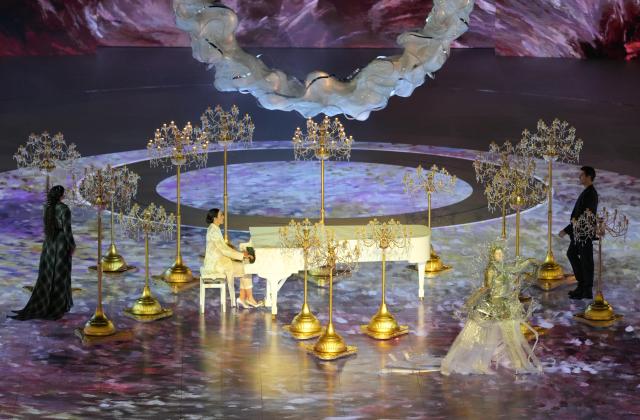 (260222) -- VERONA, Feb. 22, 2026 (Xinhua) -- A pianist performs during the closing ceremony of the Milan-Cortina 2026 Olympic Winter Games at Verona Olympic Arena in Verona, Italy. (Xinhua/Xue Yuge)