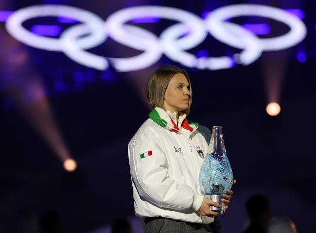 (260222) -- VERONA, Feb. 22, 2026 (Xinhua) -- Arianna Fontana of Italy holds the Drop of Olympic Flame during the closing ceremony of the Milan-Cortina 2026 Olympic Winter Games at Verona Olympic Arena in Verona, Italy, Feb. 22, 2026. (Xinhua/Li Ming)