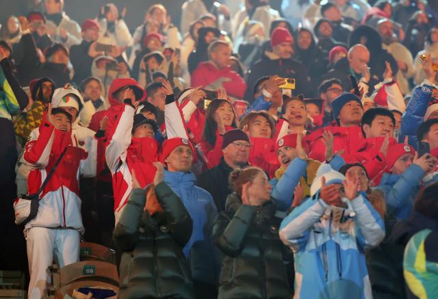(260222) -- VERONA, Feb. 22, 2026 (Xinhua) -- Members of the delegation of China attend the closing ceremony of the Milan-Cortina 2026 Olympic Winter Games at Verona Olympic Arena in Verona, Italy, Feb. 22, 2026. (Xinhua/Li Ming)
