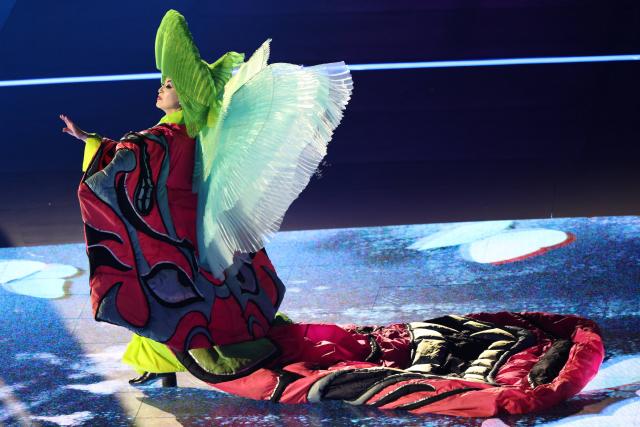 (260222) -- VERONA, Feb. 22, 2026 (Xinhua) -- An actress performs during the closing ceremony of the Milan-Cortina 2026 Olympic Winter Games at Verona Olympic Arena in Verona, Italy. (Xinhua/Li Jing)