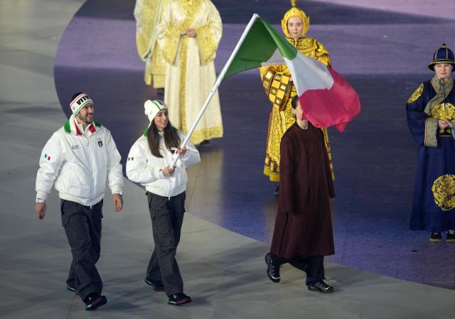 (260222) -- VERONA, Feb. 22, 2026 (Xinhua) -- Flag bearer of the delegation of Italy parades during the closing ceremony of the Milan-Cortina 2026 Olympic Winter Games at Verona Olympic Arena in Verona, Italy, Feb. 22, 2026. (Xinhua/Xue Yuge)