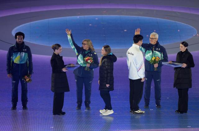 (260222) -- VERONA, Feb. 22, 2026 (Xinhua) -- Representatives of the volunteers are congratulated and offered a bouquet of flowers by the IOC Athletes' Commission's newly elected members during the closing ceremony of the Milan-Cortina 2026 Olympic Winter Games at Verona Olympic Arena in Verona, Italy, Feb. 22, 2026. (Xinhua/Xue Yuge)