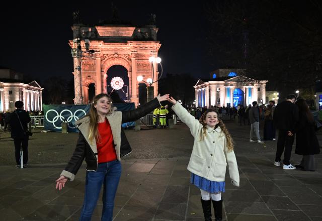 (260222) -- MILAN, Feb. 22, 2026 (Xinhua) -- People pose for photos in front of the cauldron of the Milan-Cortina 2026 Olympic Winter Games in Milan, Italy, Feb. 22, 2026. (Xinhua/Wu Wei)
