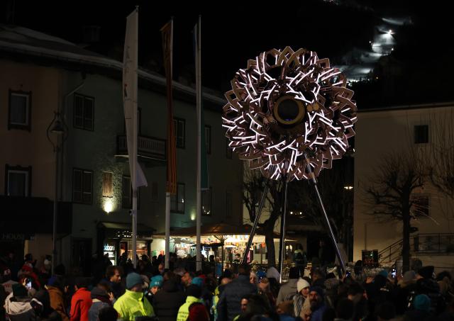 (260222) -- CORTINA D'AMPEZZO, Feb. 22, 2026 (Xinhua) -- The Olympic flame for the Milan-Cortina 2026 Olympic Winter Games is extinguished at Piazza Angelo Dibona in Cortina, Italy, Feb. 22, 2026. (Xinhua/Zhang Chenlin)