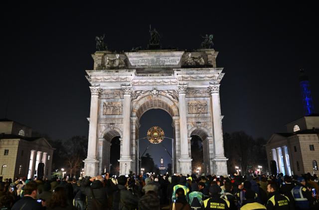 (260222) -- MILAN, Feb. 22, 2026 (Xinhua) -- The Olympic flame for the Milan-Cortina 2026 Olympic Winter Games is extinguished at the Arco della Pace in Milan, Italy, Feb. 22, 2026. (Xinhua/Wu Wei)