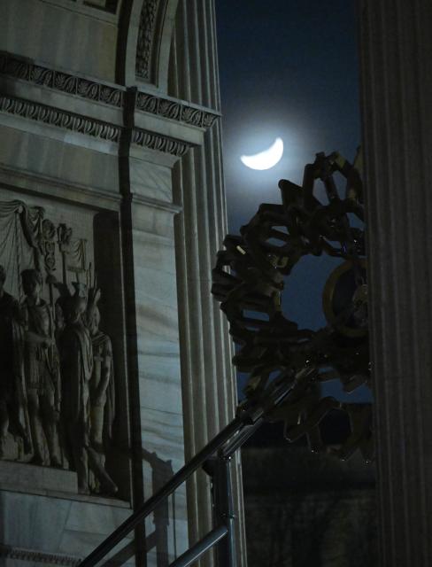 (260222) -- MILAN, Feb. 22, 2026 (Xinhua) -- This photo taken on Feb. 22, 2026 shows the cauldron of the Milan-Cortina 2026 Olympic Winter Games and the moon in Milan, Italy. (Xinhua/Wu Wei)