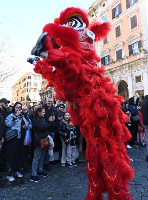 (260223) -- ROME, Feb. 23, 2026 (Xinhua) -- People perform lion dance during a Chinese New Year parade in Rome, Italy, Feb. 22, 2026. (Photo by Elisa Lingria/Xinhua)
