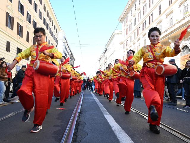 (260223) -- ROME, Feb. 23, 2026 (Xinhua) -- Women perform drum dance during a Chinese New Year parade in Rome, Italy, Feb. 22, 2026. (Photo by Elisa Lingria/Xinhua)