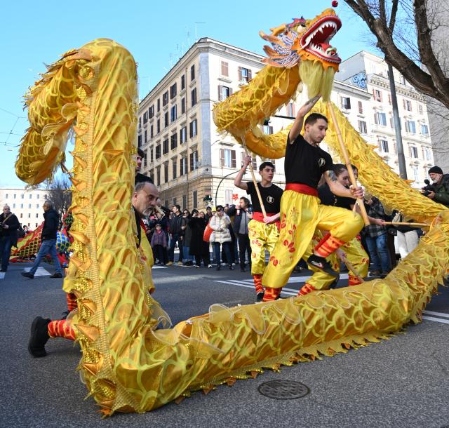 (260223) -- ROME, Feb. 23, 2026 (Xinhua) -- People perform dragon dance during a Chinese New Year parade in Rome, Italy, Feb. 22, 2026. (Photo by Elisa Lingria/Xinhua)