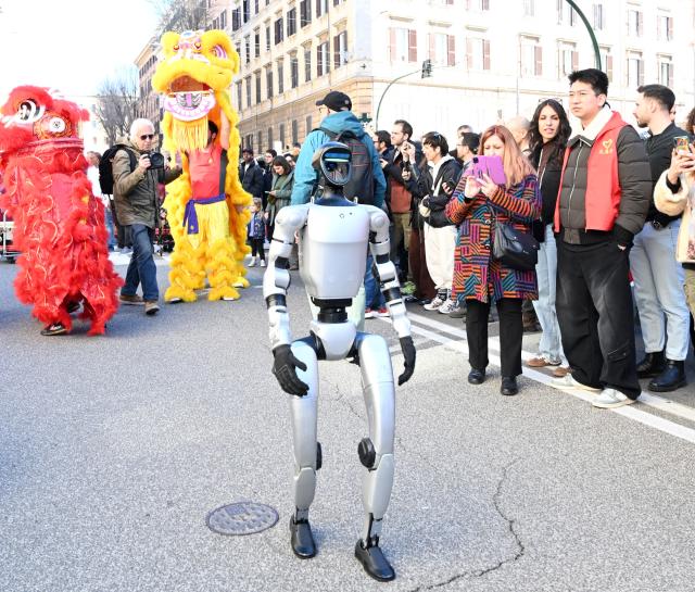 (260223) -- ROME, Feb. 23, 2026 (Xinhua) -- A robot performs during a Chinese New Year parade in Rome, Italy, Feb. 22, 2026. (Photo by Elisa Lingria/Xinhua)