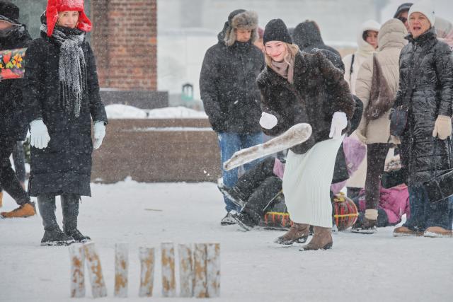 (260223) -- ST. PETERSBURG, Feb. 23, 2026 (Xinhua) -- A woman plays a traditional game during Maslenitsa celebrations in St. Petersburg, Russia, on Feb. 22, 2026. Various events were held in St. Petersburg on Sunday to celebrate the traditional festival Maslenitsa. During the festival, people took part in a wide range of activities to bid farewell to the cold winter and welcome the arrival of spring. (Photo by Irina Motina/Xinhua)