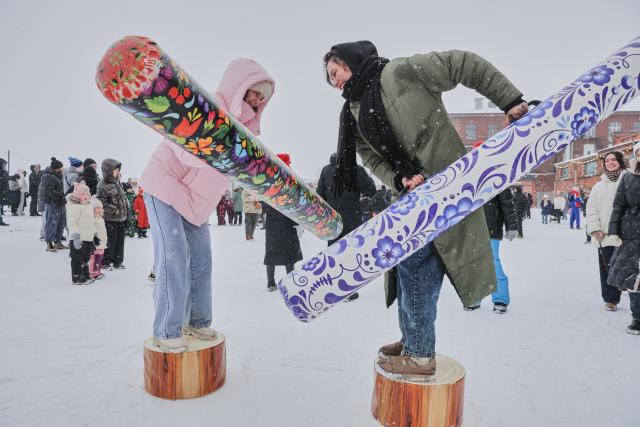 (260223) -- ST. PETERSBURG, Feb. 23, 2026 (Xinhua) -- People play a traditional game during Maslenitsa celebrations in St. Petersburg, Russia, on Feb. 22, 2026. Various events were held in St. Petersburg on Sunday to celebrate the traditional festival Maslenitsa. During the festival, people took part in a wide range of activities to bid farewell to the cold winter and welcome the arrival of spring. (Photo by Irina Motina/Xinhua)