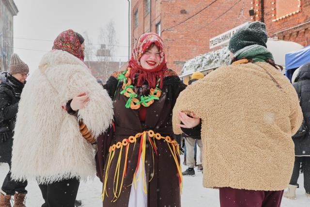 (260223) -- ST. PETERSBURG, Feb. 23, 2026 (Xinhua) -- People dance during Maslenitsa celebrations in St. Petersburg, Russia, on Feb. 22, 2026. Various events were held in St. Petersburg on Sunday to celebrate the traditional festival Maslenitsa. During the festival, people took part in a wide range of activities to bid farewell to the cold winter and welcome the arrival of spring. (Photo by Irina Motina/Xinhua)