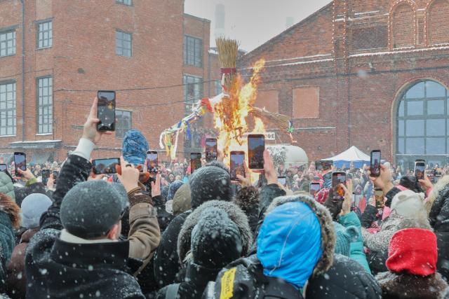 (260223) -- ST. PETERSBURG, Feb. 23, 2026 (Xinhua) -- People watch the straw figure burning during Maslenitsa celebrations in St. Petersburg, Russia, on Feb. 22, 2026. Various events were held in St. Petersburg on Sunday to celebrate the traditional festival Maslenitsa. During the festival, people took part in a wide range of activities to bid farewell to the cold winter and welcome the arrival of spring. (Photo by Irina Motina/Xinhua)