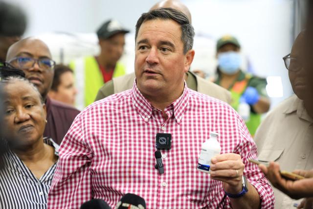 (260223) -- JOHANNESBURG, Feb. 23, 2026 (Xinhua) -- South African Minister of Agriculture John Steenhuisen gives a media interview while officially receiving the shipment of foot-and-mouth disease (FMD) vaccine doses in Johannesburg, South Africa, Feb. 21, 2026. South Africa on Saturday received one million doses of high-potency FMD vaccines as part of efforts to curb recurring outbreaks, the Department of Agriculture said. 
   TO GO WITH "South Africa secures 1 mln FMD vaccine doses" (GCIS/Handout via Xinhua)