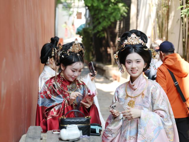 (260223) -- BEIJING, Feb. 23, 2026 (Xinhua) -- Visitors in traditional costumes enjoy themselves at the Shangxiahang traditional block in Fuzhou, southeast China's Fujian Province, Feb. 21, 2026. (Xinhua/Jiang Kehong)
