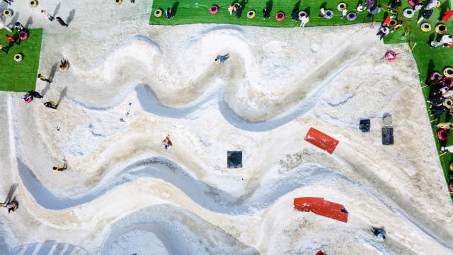 (260223) -- BEIJING, Feb. 23, 2026 (Xinhua) -- A drone photo taken on Feb. 22, 2026 shows tourists having fun at Yuehai ski resort in Yinchuan City, northwest China's Ningxia Hui Autonomous Region. (Xinhua/Yang Zhisen)