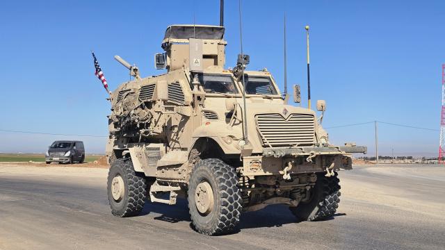 (260223) -- HASAKAH, Feb. 23, 2026 (Xinhua) -- U.S. troops are seen withdrawing from the Qasrak military base in Hasakah governorate, Syria, Feb. 23, 2026. U.S. forces have begun withdrawing from the Qasrak military base in Syria's Hasakah governorate and redeploying toward Iraq, Syria TV reported on Monday, not providing further details. (Str/Xinhua)