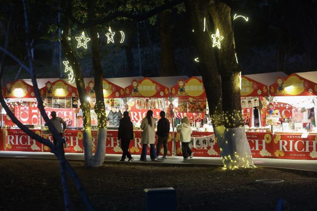 (260223) -- HANGZHOU, Feb. 23, 2026 (Xinhua) -- Tourists visit a night market at Chaoshan scenic area in Hangzhou, east China's Zhejiang Province, Feb. 23, 2026. The scenic area kicked off on Monday a special night tour event among plum blossom trees illuminated by light. (Xinhua/Xu Yu)