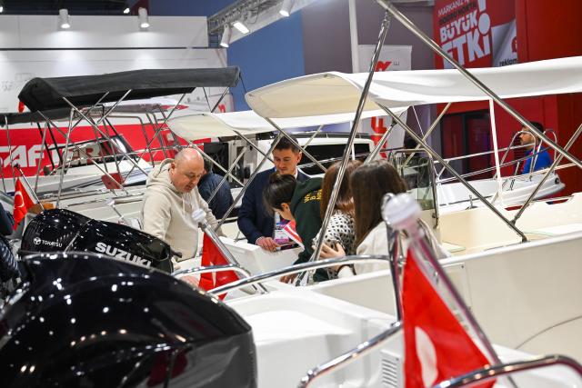 (260223) -- ISTANBUL, Feb. 23, 2026 (Xinhua) -- Visitors view boats at the Bosphorus Boat Show in Istanbul, Türkiye, Feb. 23, 2026. The Bosphorus Boat Show, the largest land-based boat exhibition in Türkiye, is held in Istanbul from Feb. 21 to 28. More than 200 exhibitors participated in the event, showcasing a wide range of vessels as well as marine engines and related equipment. (Xinhua/Liu Lei)