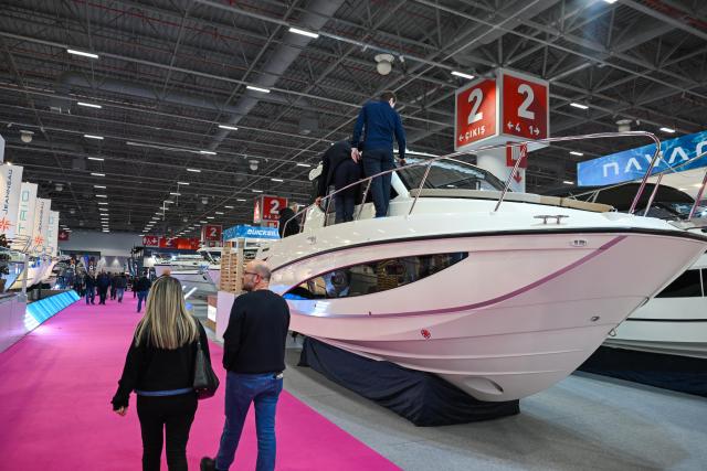 (260223) -- ISTANBUL, Feb. 23, 2026 (Xinhua) -- Visitors view a boat at the Bosphorus Boat Show in Istanbul, Türkiye, Feb. 23, 2026. The Bosphorus Boat Show, the largest land-based boat exhibition in Türkiye, is held in Istanbul from Feb. 21 to 28. More than 200 exhibitors participated in the event, showcasing a wide range of vessels as well as marine engines and related equipment. (Xinhua/Liu Lei)