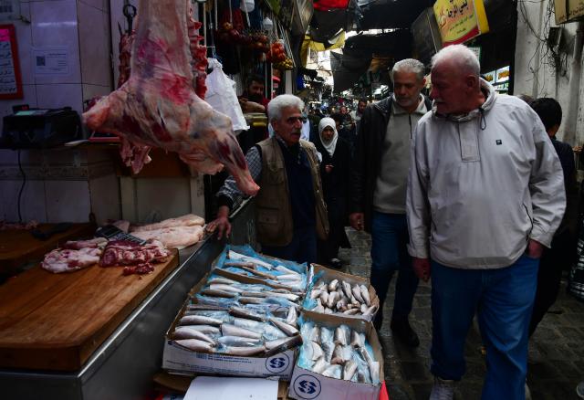 (260223) -- DAMASCUS, Feb. 23, 2026 (Xinhua) -- Syrians buy frozen fish at a fish market in Damascus, Syria, Feb. 23, 2026. Popular markets in Damascus have become crowded during the holy month of Ramadan, with shoppers searching for cheaper options amid economic hardship. (Photo by Ammar Safarjalani/Xinhua)